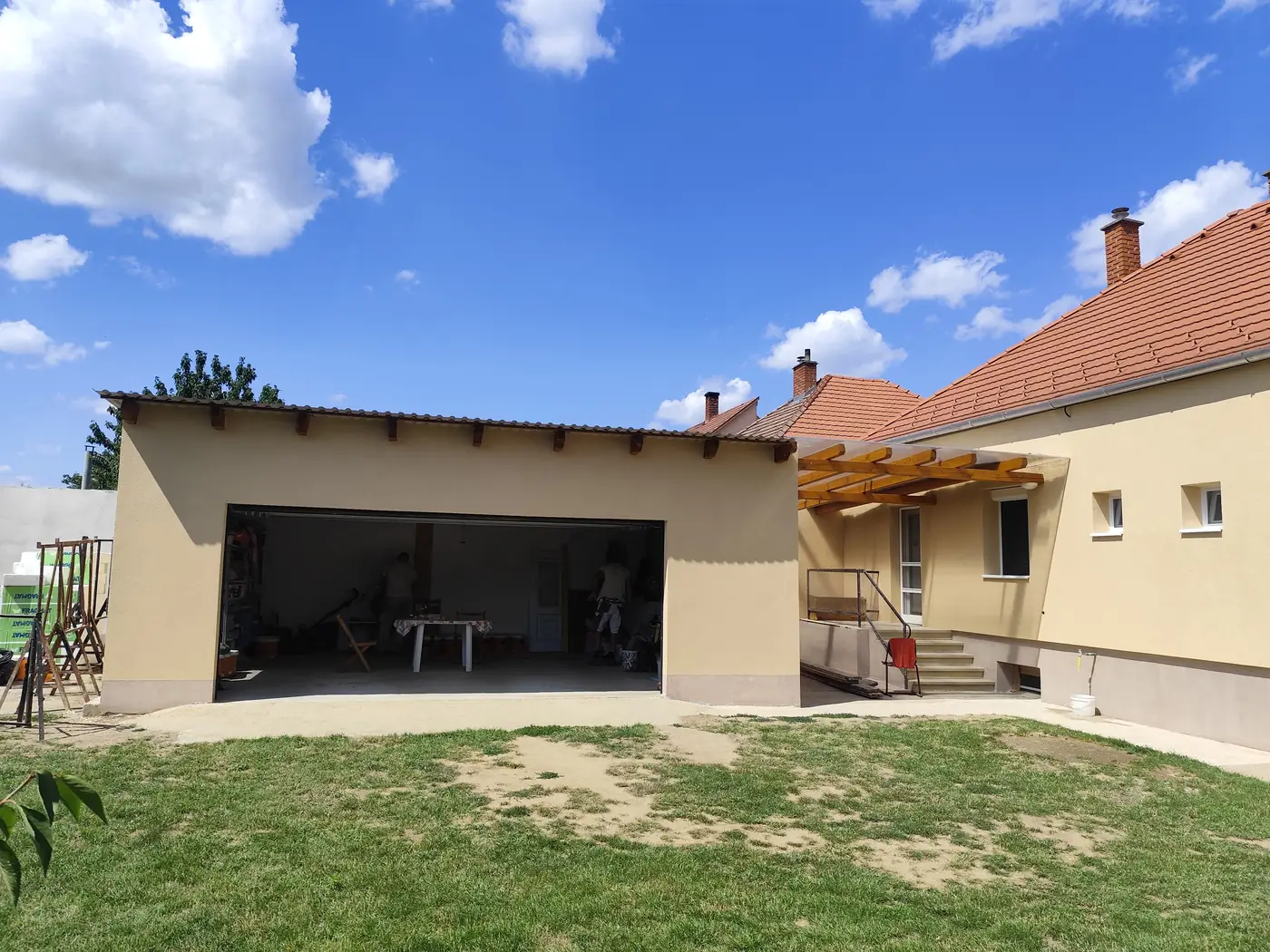 Színezett garázs és a ház homlokzata